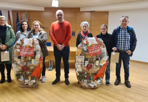 As naronesas Celia Tenreiro e Luz Álvarez, gañadoras das dúas primeiras cestas da “Campaña Nadal Comercio de Narón”